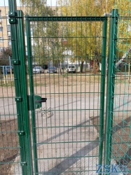 Хвіртка для забору з зварної сітки класик встановлена спортивному майданчику