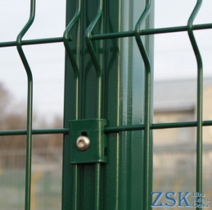 Забор из сетки с креплением сетки с помощью скобы классик