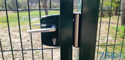 замок locinox на калитке из сетки